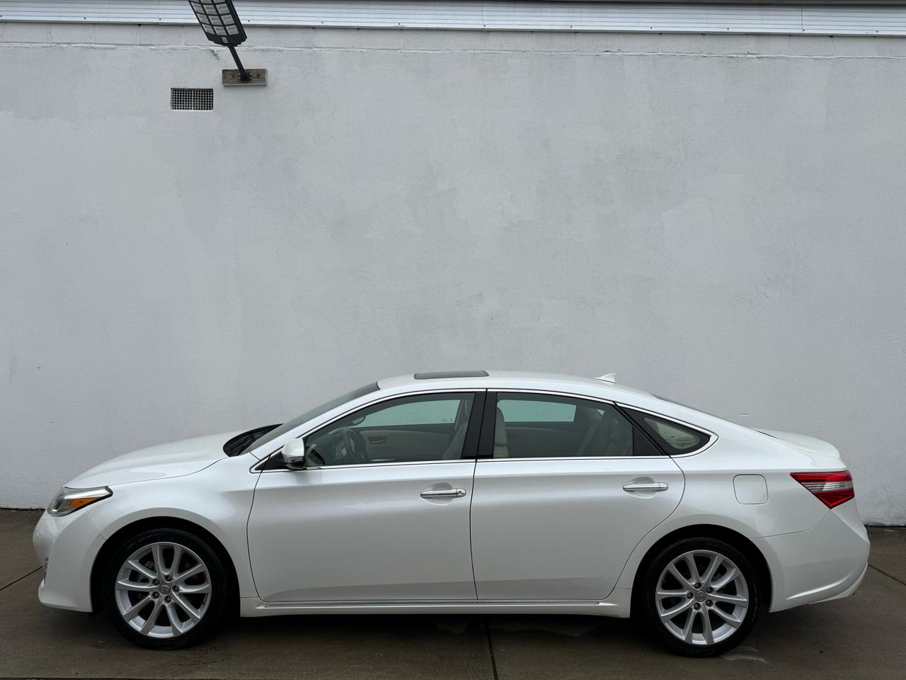 Toyota Avalon 4dr Sdn Limited (Natl) 2015