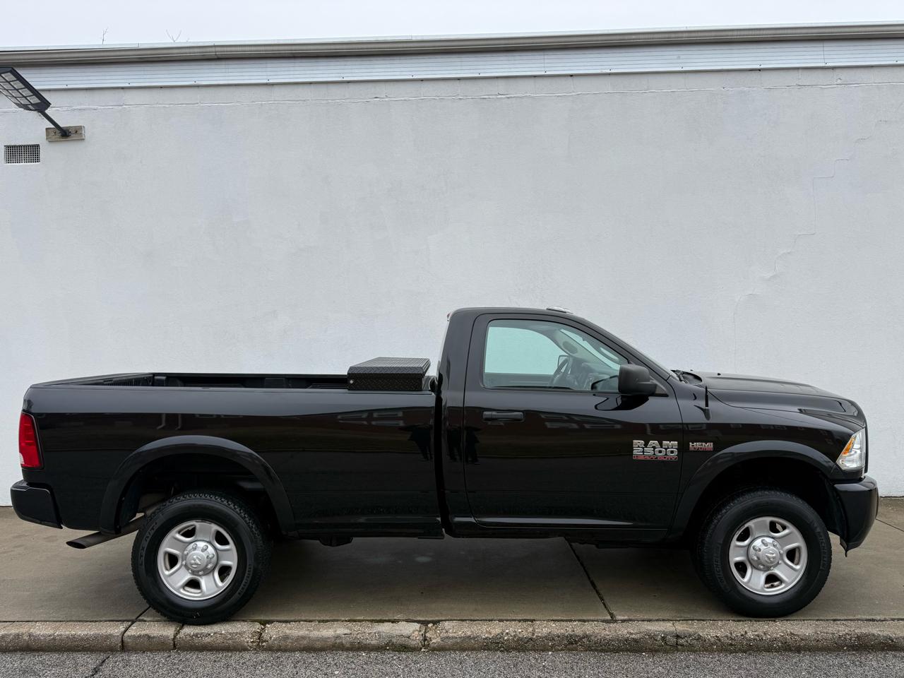 RAM 2500 Tradesman 4x4 Reg Cab 8' Box 2017