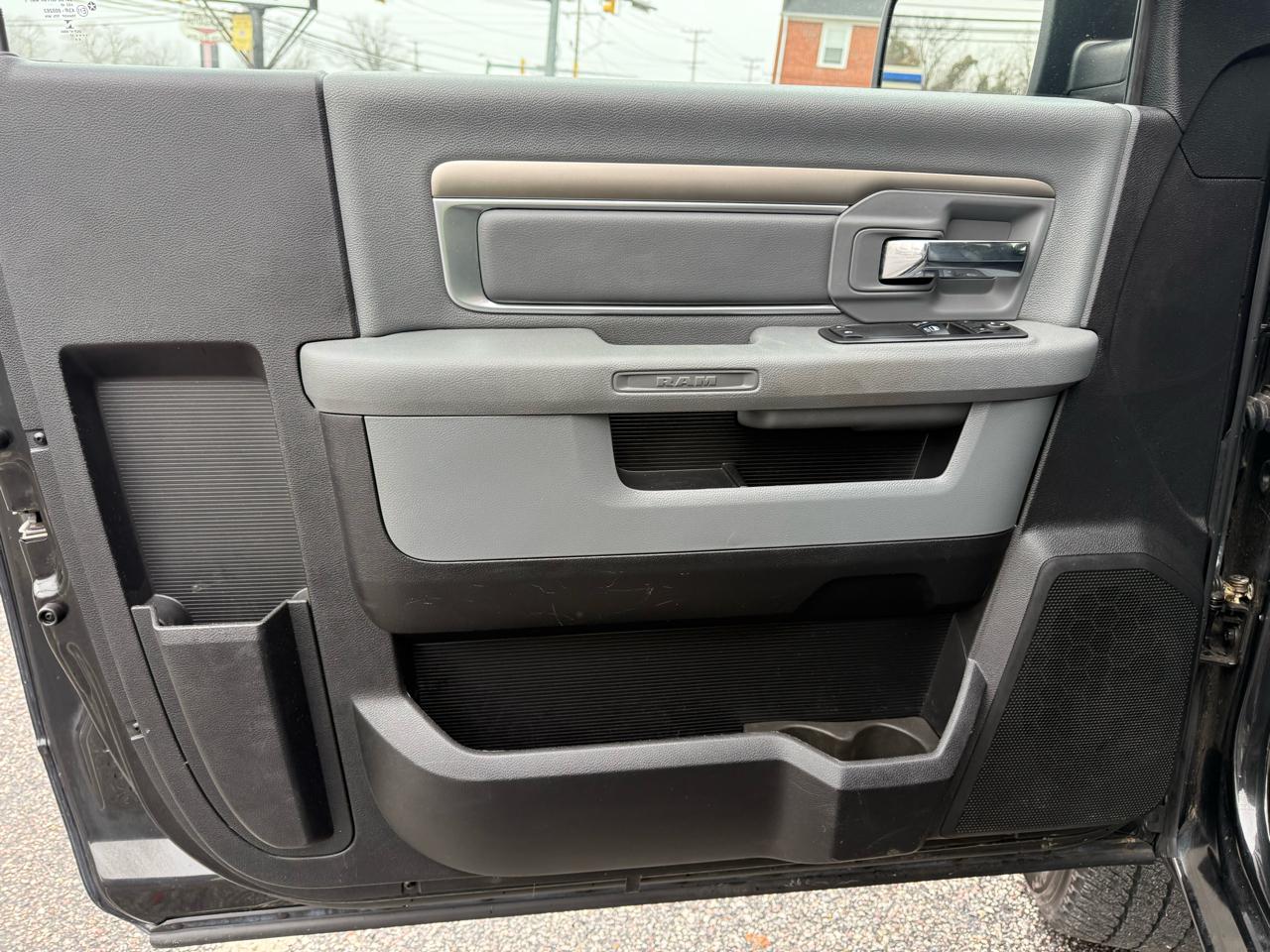 RAM 2500 Tradesman 4x4 Reg Cab 8' Box 2017