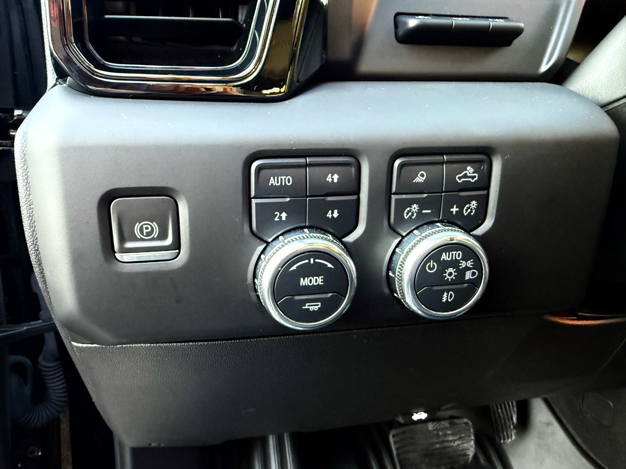 GMC Sierra 1500 4WD Crew Cab 147" AT4 2023