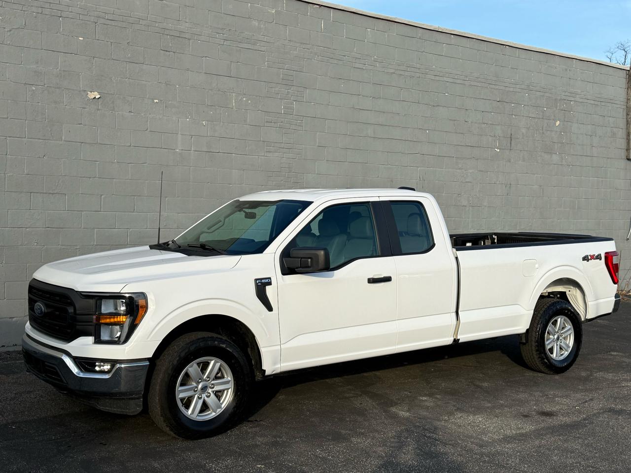 Ford F-150 XLT 4WD SuperCab 8' Box 2023
