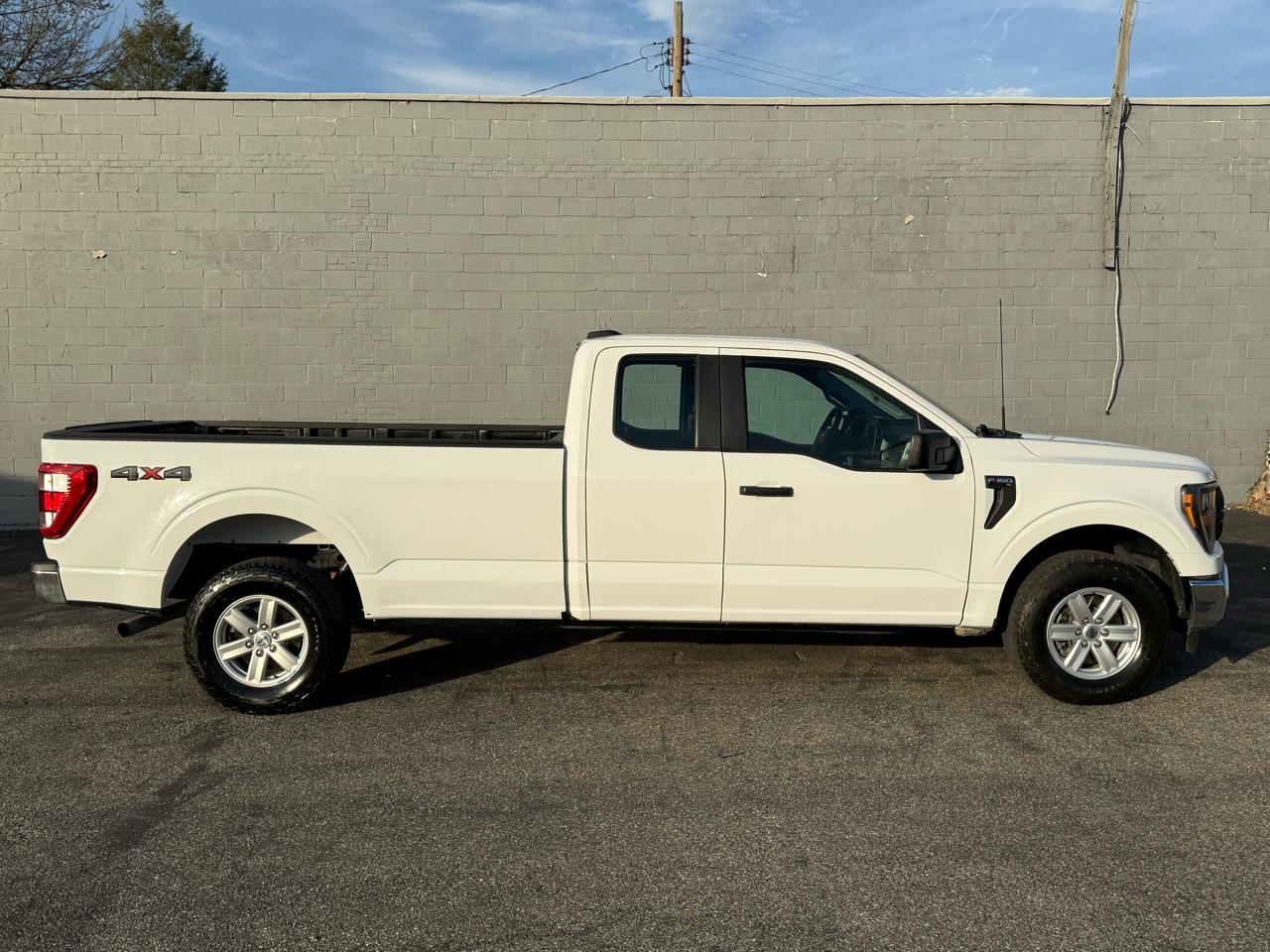 Ford F-150 XLT 4WD SuperCab 8' Box 2023