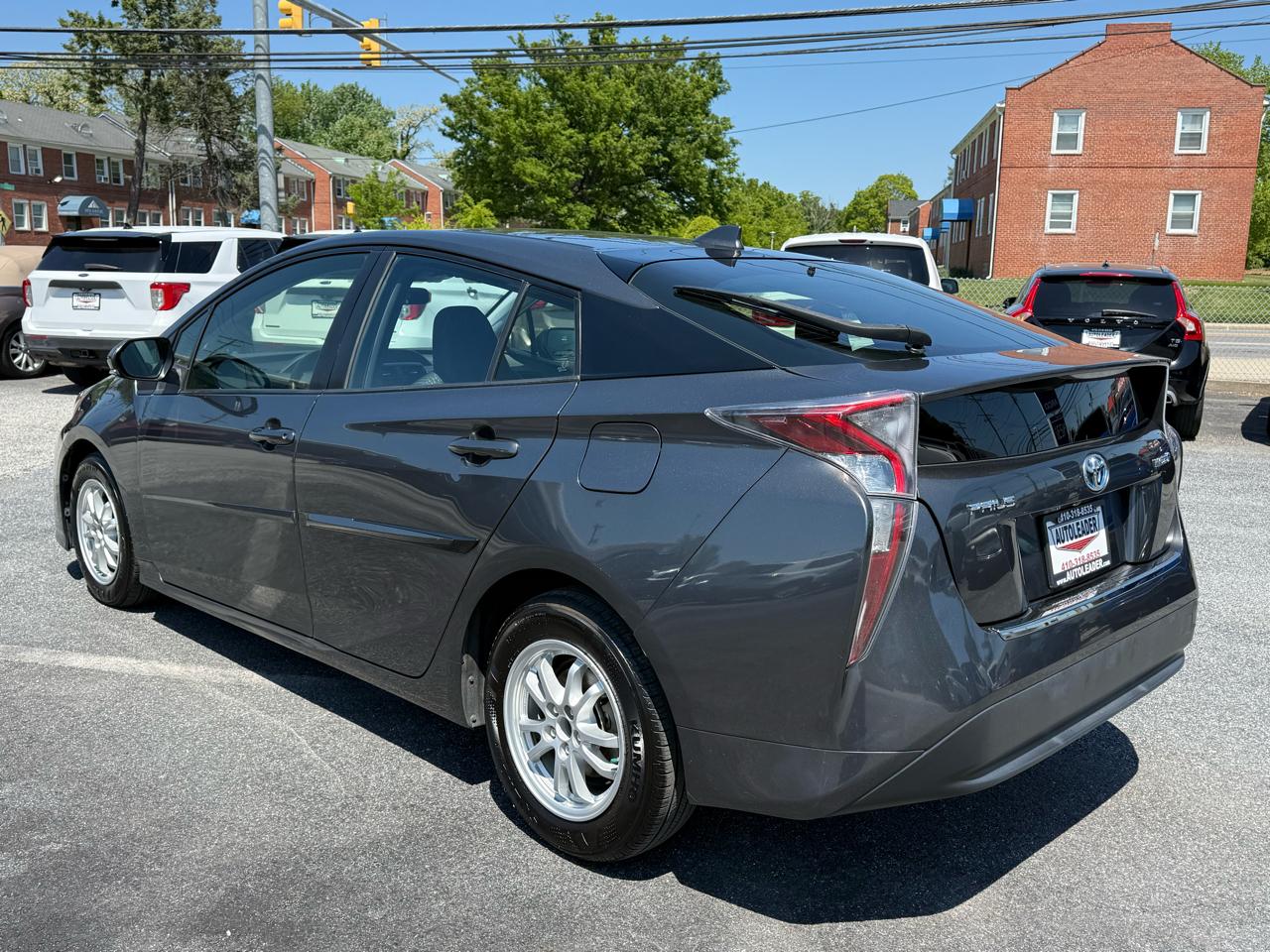 Toyota Prius 5dr HB Two (Natl) 2016