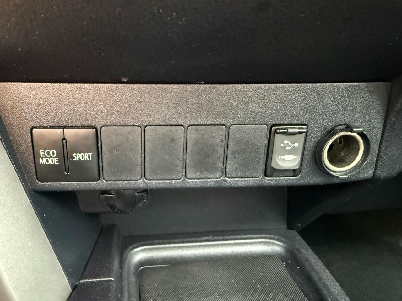 Toyota RAV4 AWD 4dr XLE (Natl) 2016