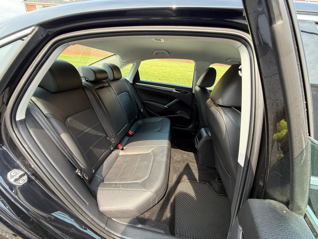Volkswagen Passat R-Line w/Comfort Pkg Auto 2017
