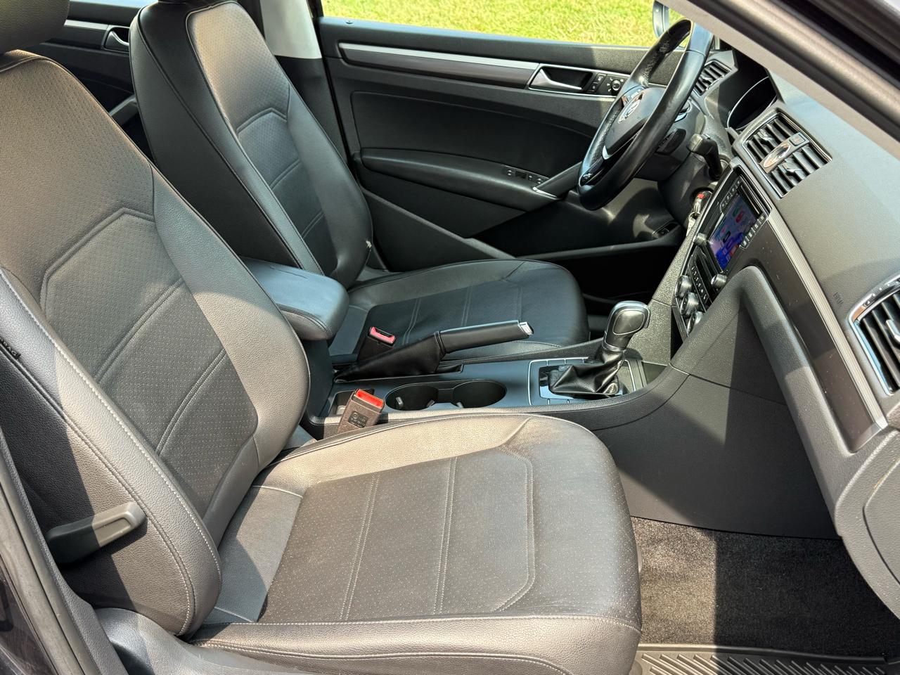 Volkswagen Passat R-Line w/Comfort Pkg Auto 2017