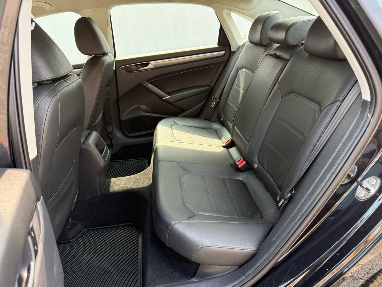 Volkswagen Passat R-Line w/Comfort Pkg Auto 2017