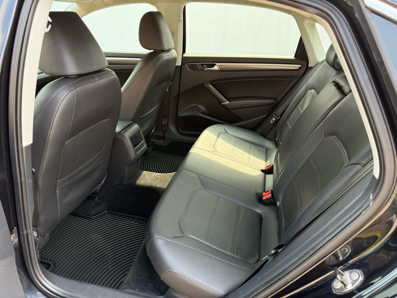 Volkswagen Passat R-Line w/Comfort Pkg Auto 2017