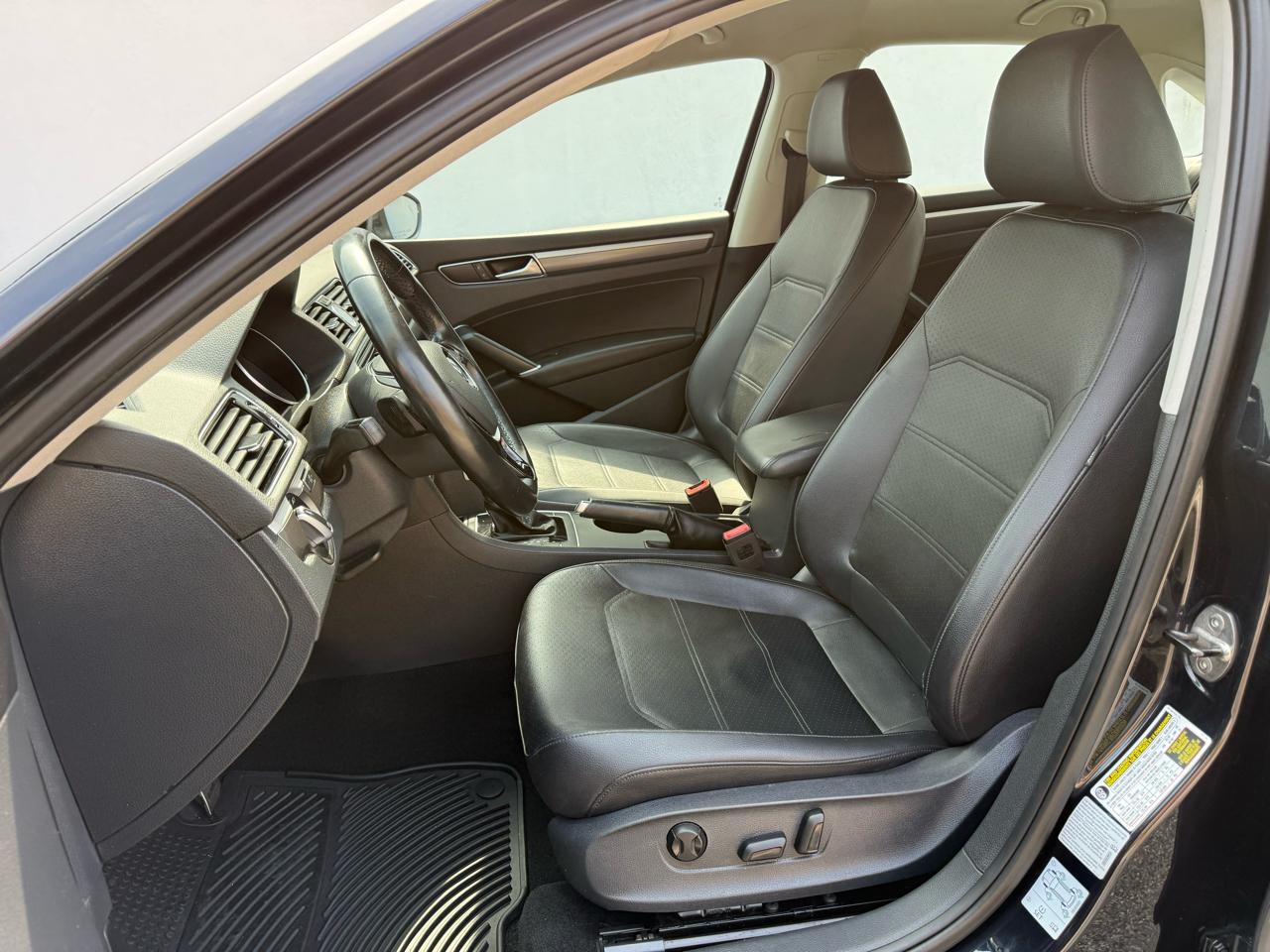 Volkswagen Passat R-Line w/Comfort Pkg Auto 2017