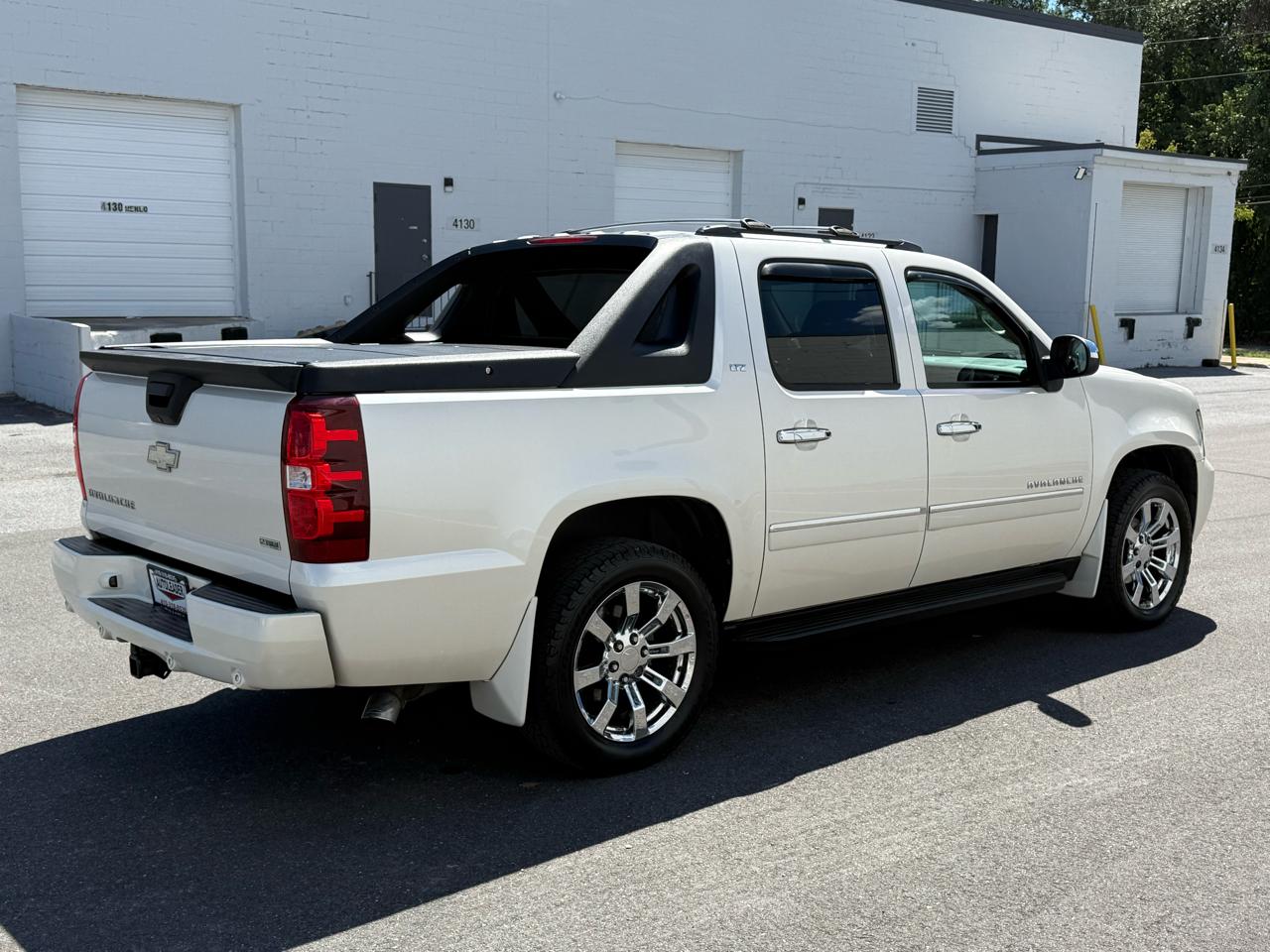 Chevrolet Avalanche 4WD Crew Cab LTZ 2011