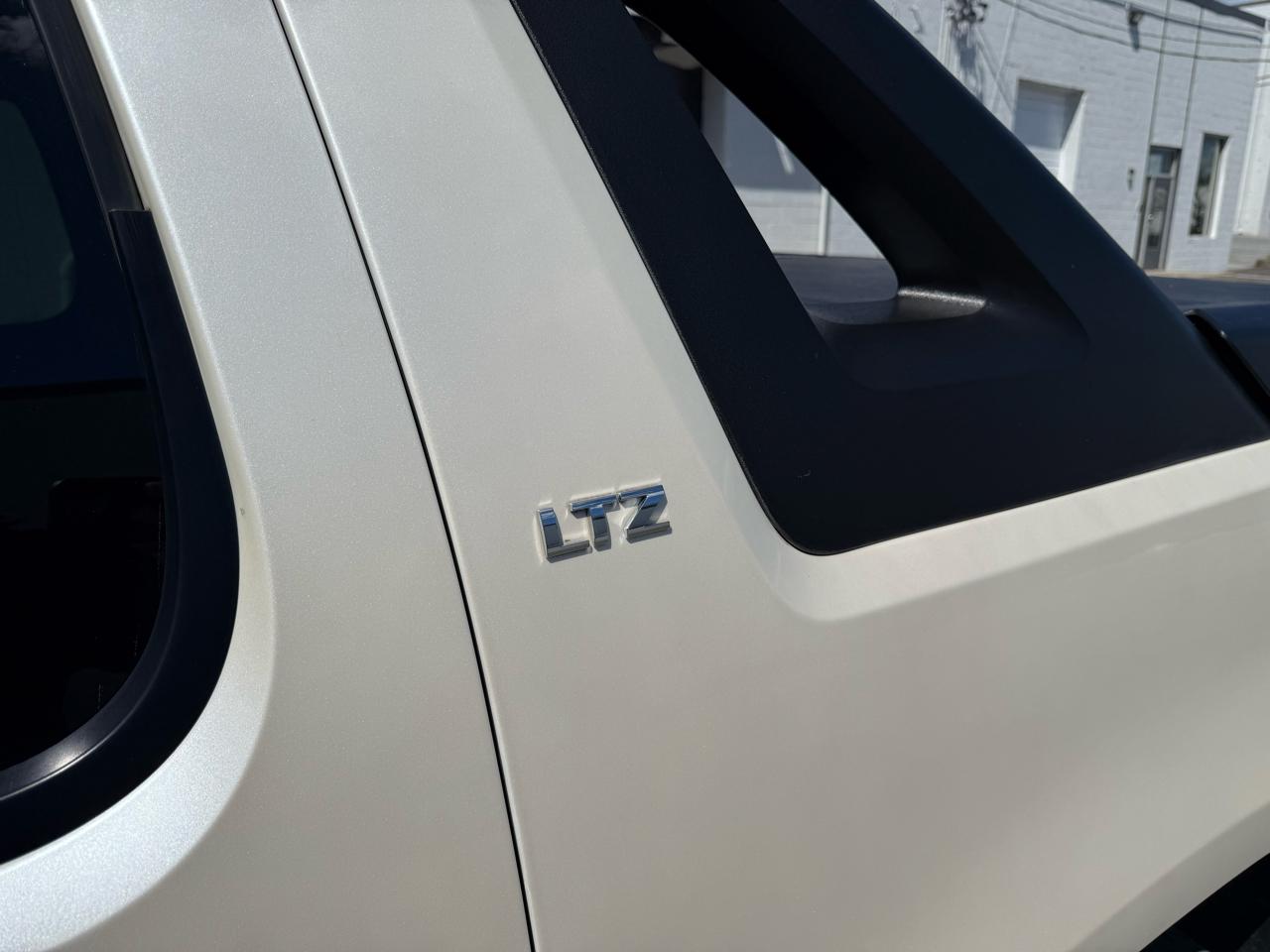 Chevrolet Avalanche 4WD Crew Cab LTZ 2011