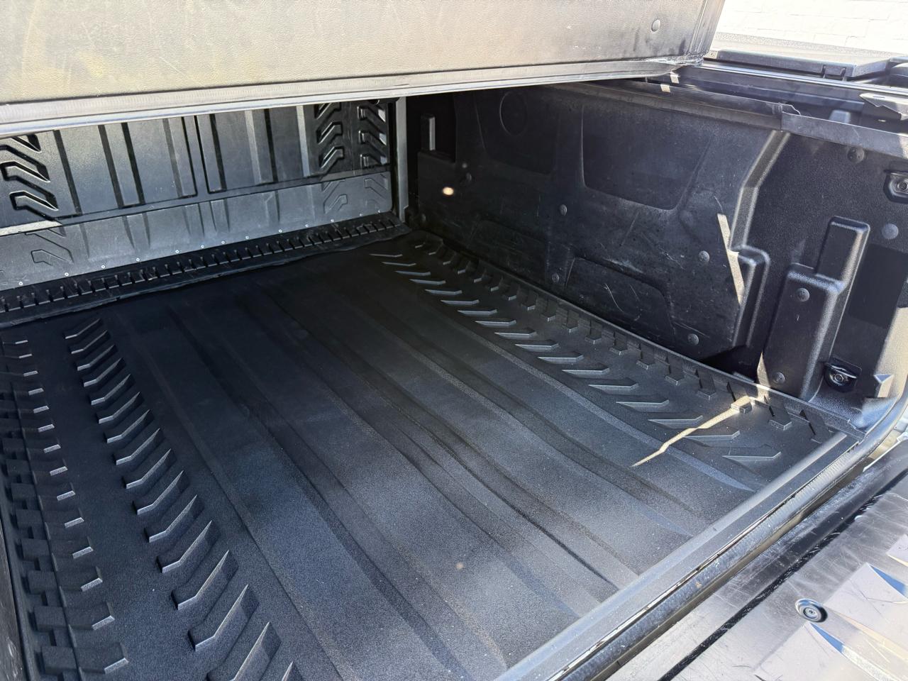 Chevrolet Avalanche 4WD Crew Cab LTZ 2011