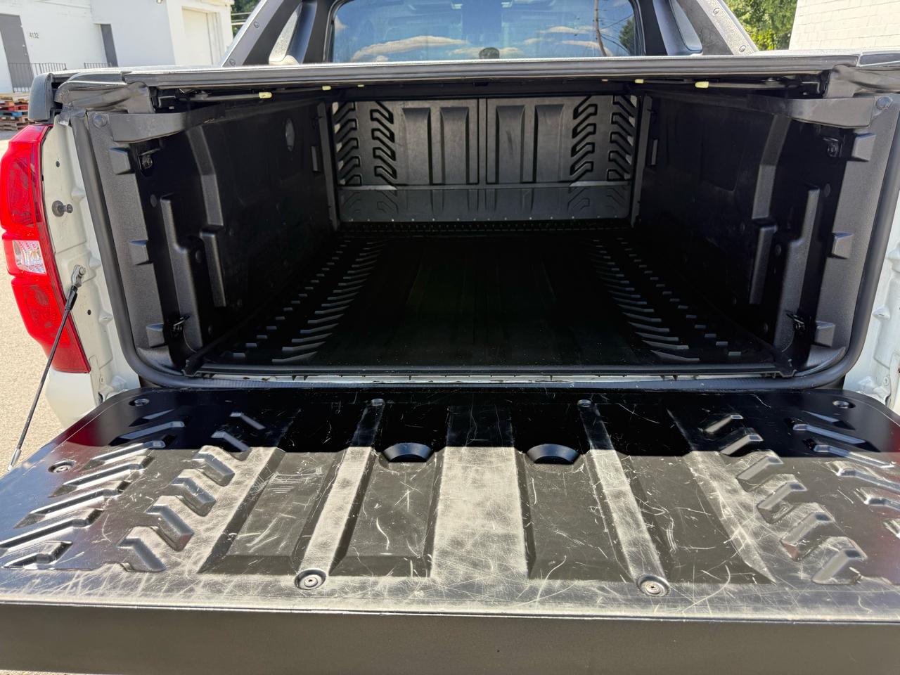 Chevrolet Avalanche 4WD Crew Cab LTZ 2011