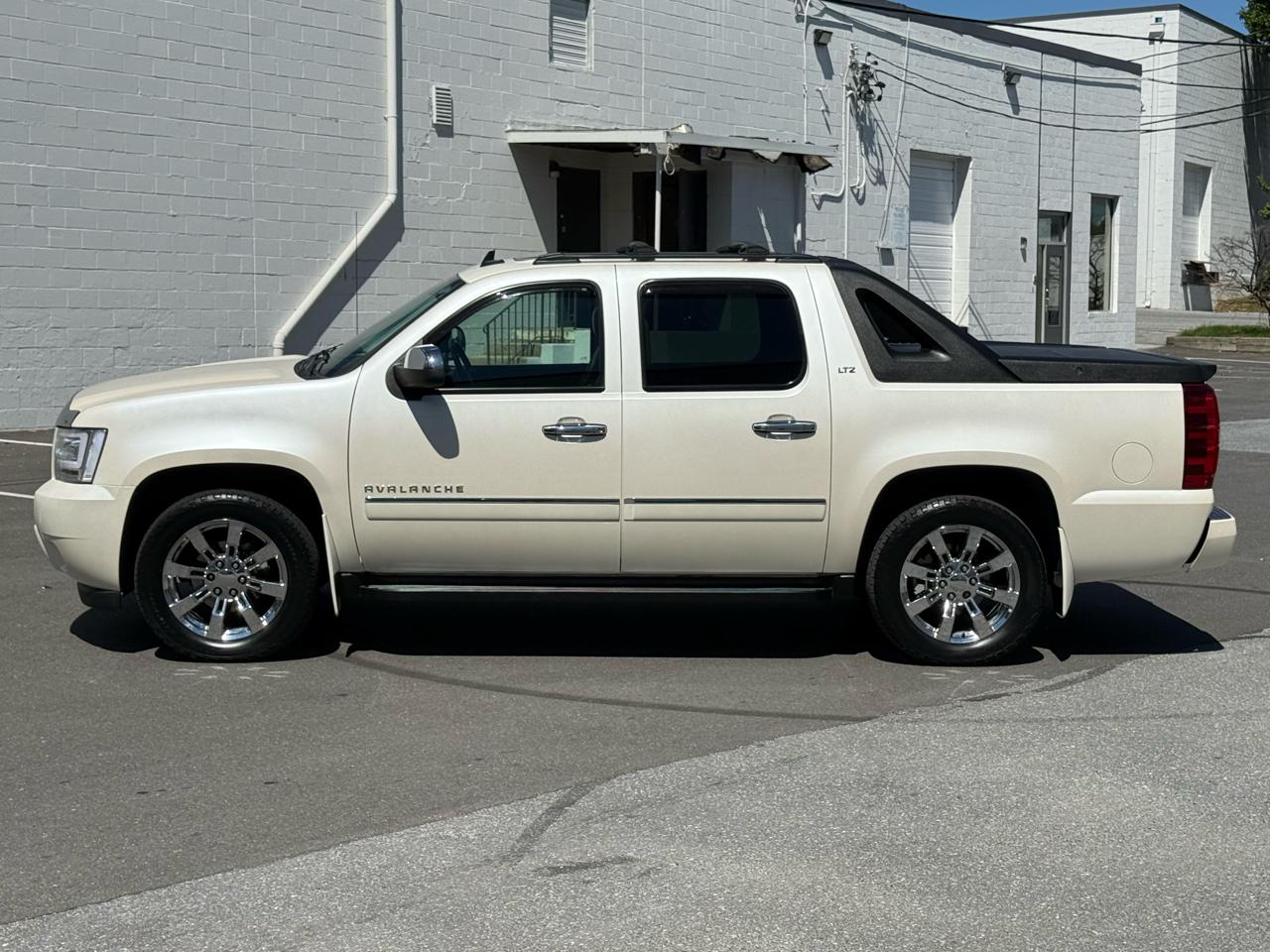 2011 Chevrolet Avalanche 4WD Crew Cab LTZ