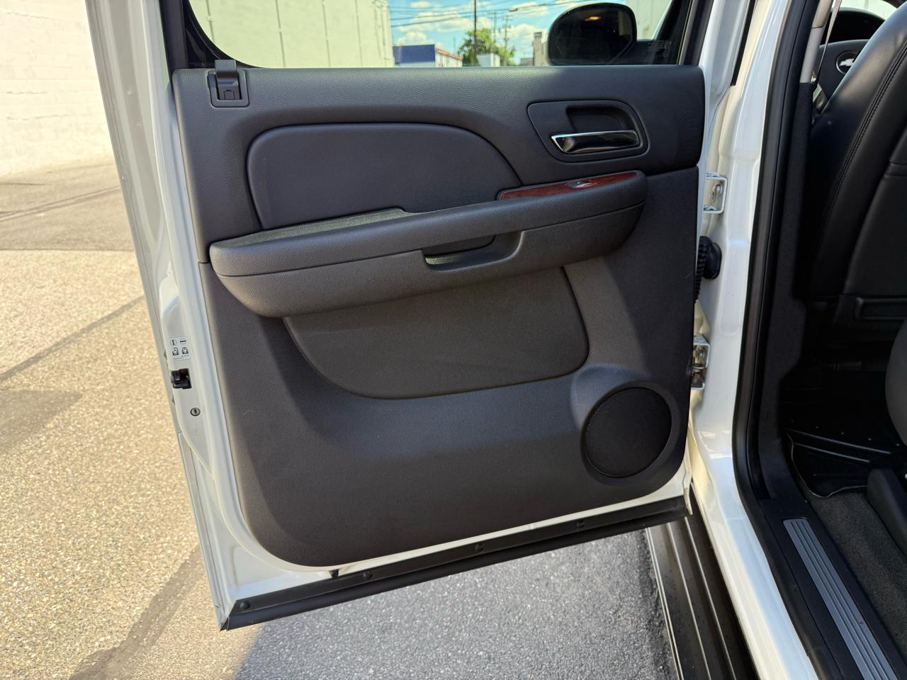 Chevrolet Avalanche 4WD Crew Cab LTZ 2011
