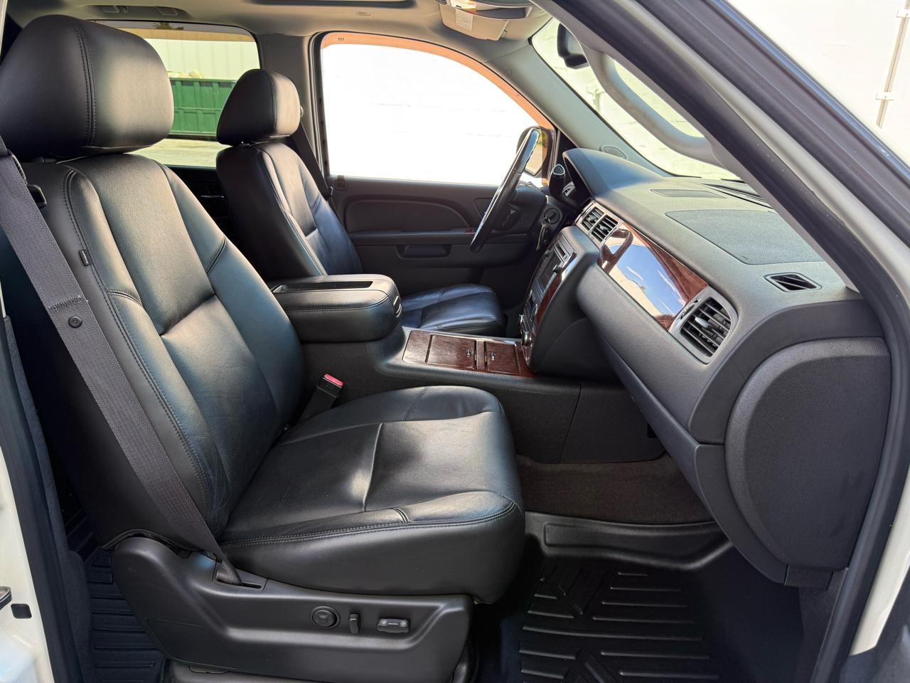 Chevrolet Avalanche 4WD Crew Cab LTZ 2011