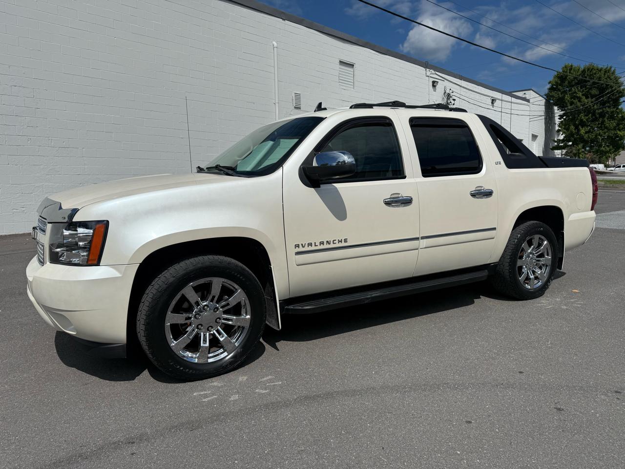 Chevrolet Avalanche 4WD Crew Cab LTZ 2011