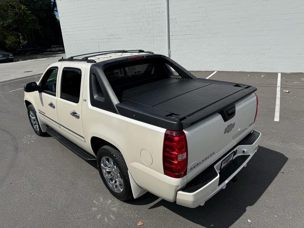 Chevrolet Avalanche 4WD Crew Cab LTZ 2011