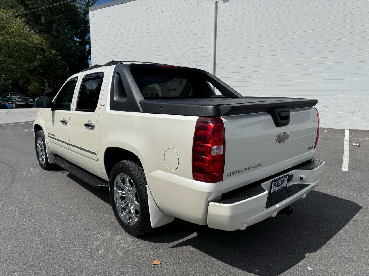 Chevrolet Avalanche 4WD Crew Cab LTZ 2011