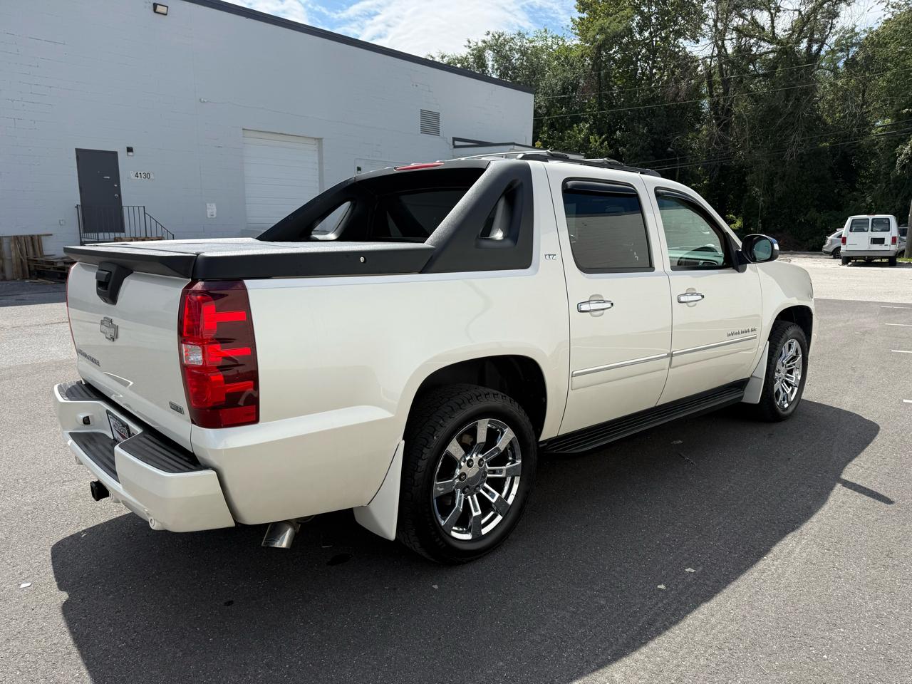 Chevrolet Avalanche 4WD Crew Cab LTZ 2011
