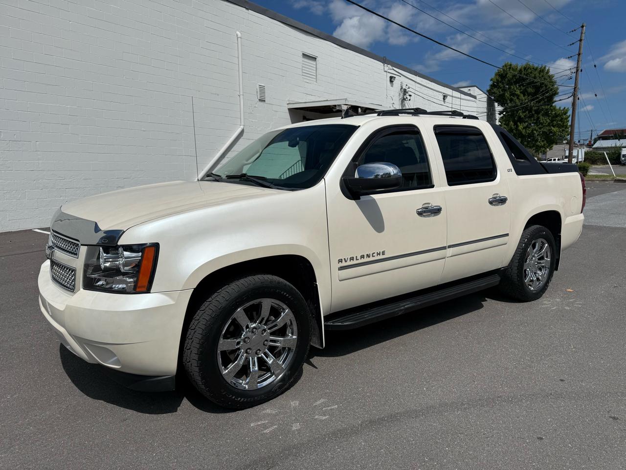 Chevrolet Avalanche 4WD Crew Cab LTZ 2011