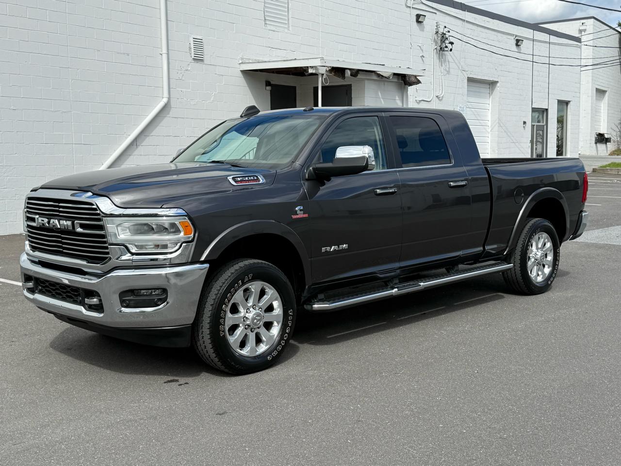 RAM 3500 Laramie 4x4 Mega Cab 6'4" Box 2020