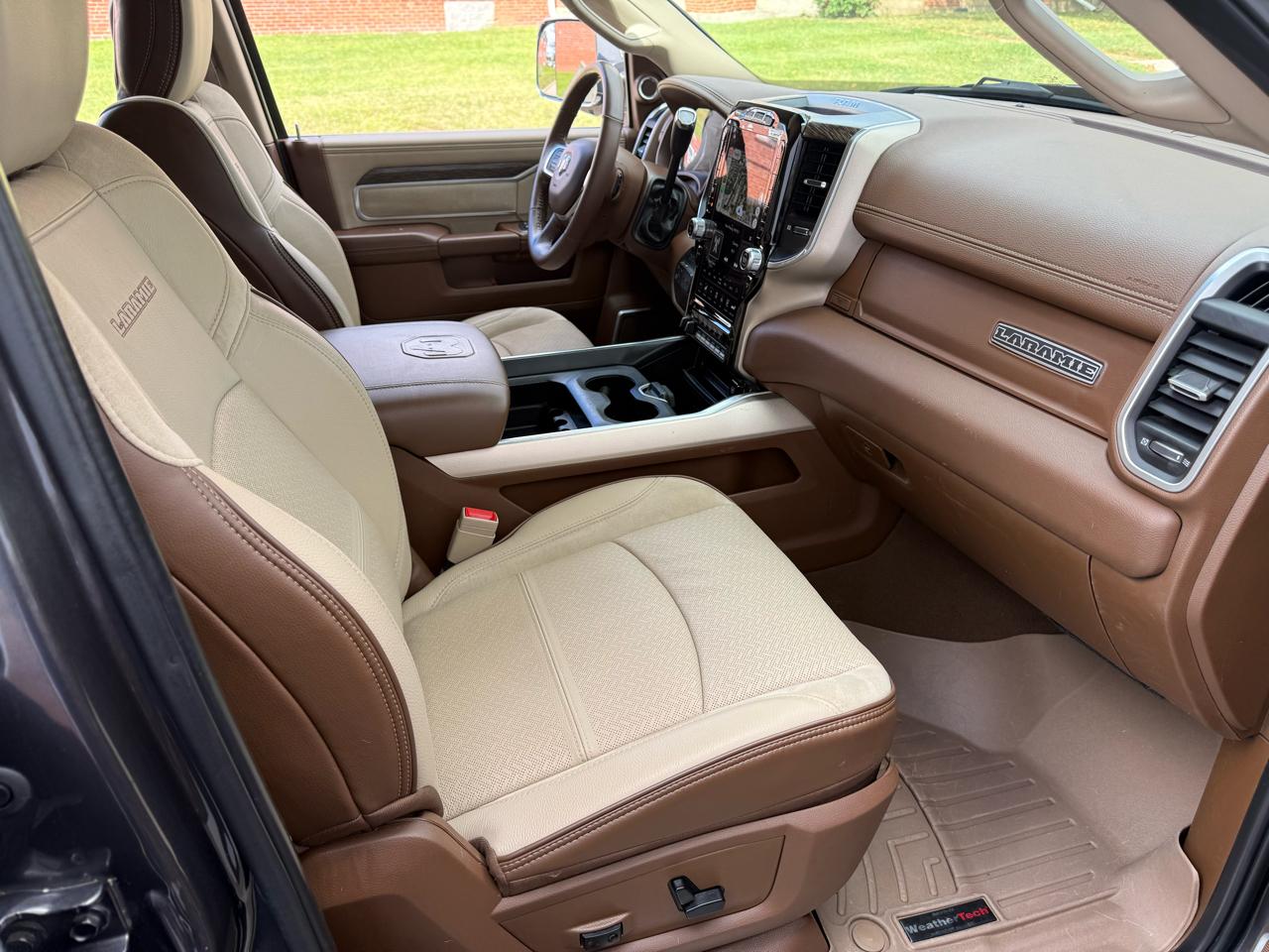 RAM 3500 Laramie 4x4 Mega Cab 6'4" Box 2020