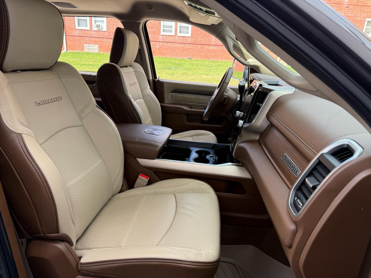 RAM 3500 Laramie 4x4 Mega Cab 6'4" Box 2020