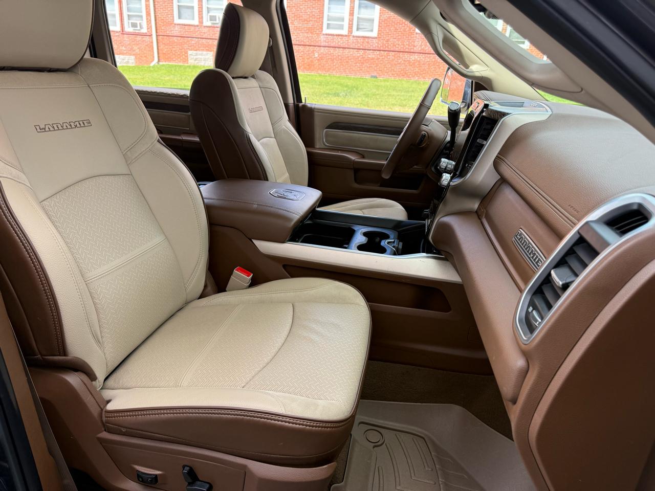 RAM 3500 Laramie 4x4 Mega Cab 6'4" Box 2020