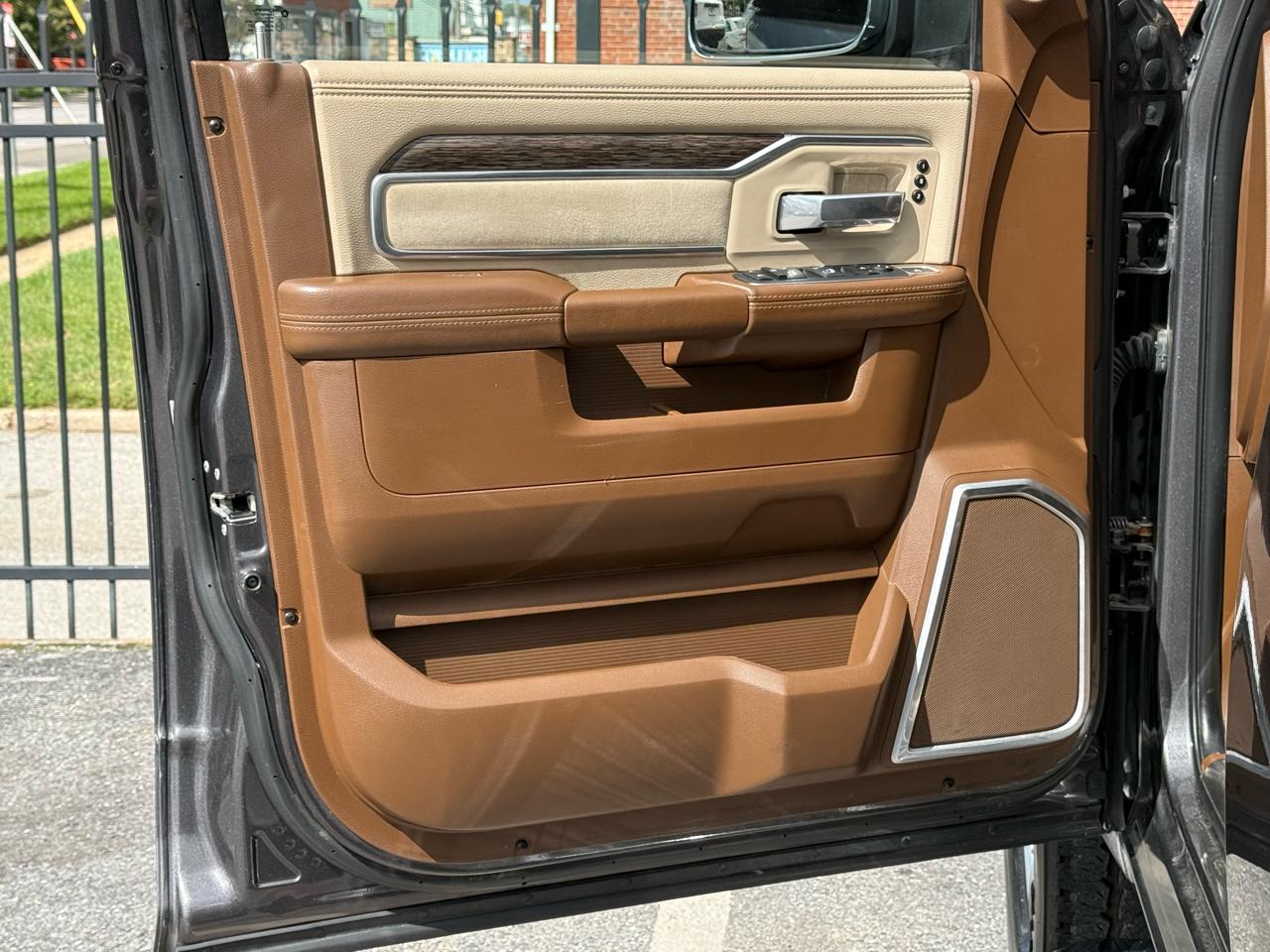 RAM 3500 Laramie 4x4 Mega Cab 6'4" Box 2020