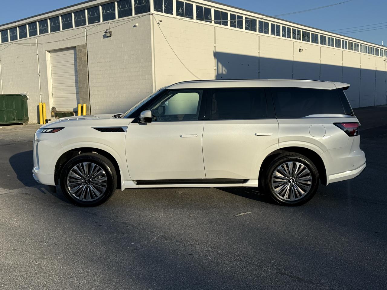 Infiniti QX80 LUXE AWD 2025