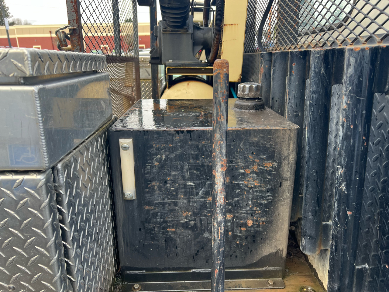 Isuzu DSL REG 109" WB WHITE CAB IBT PWL 2010