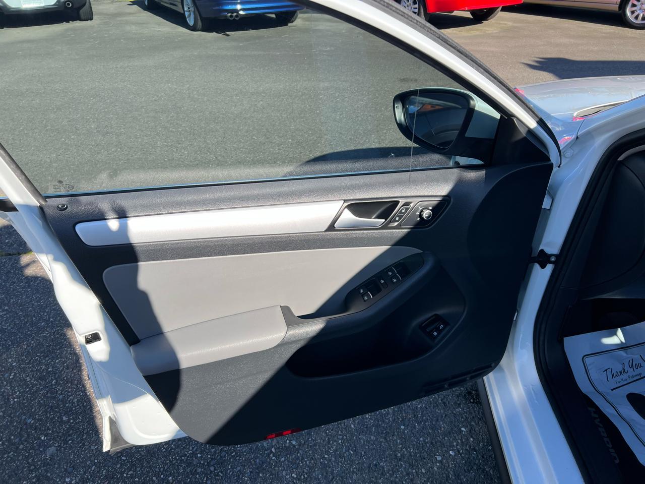 Volkswagen Jetta Sedan 4dr DSG Hybrid 2014