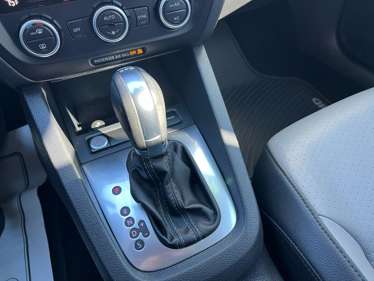 Volkswagen Jetta Sedan 4dr DSG Hybrid 2014