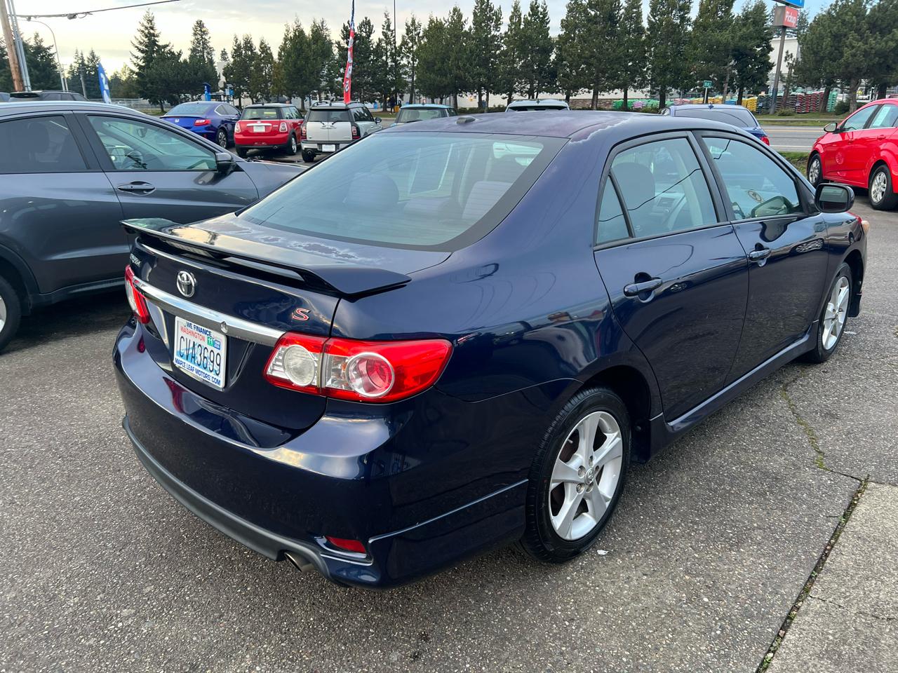 Toyota Corolla 4dr Sdn Man L (Natl) 2011