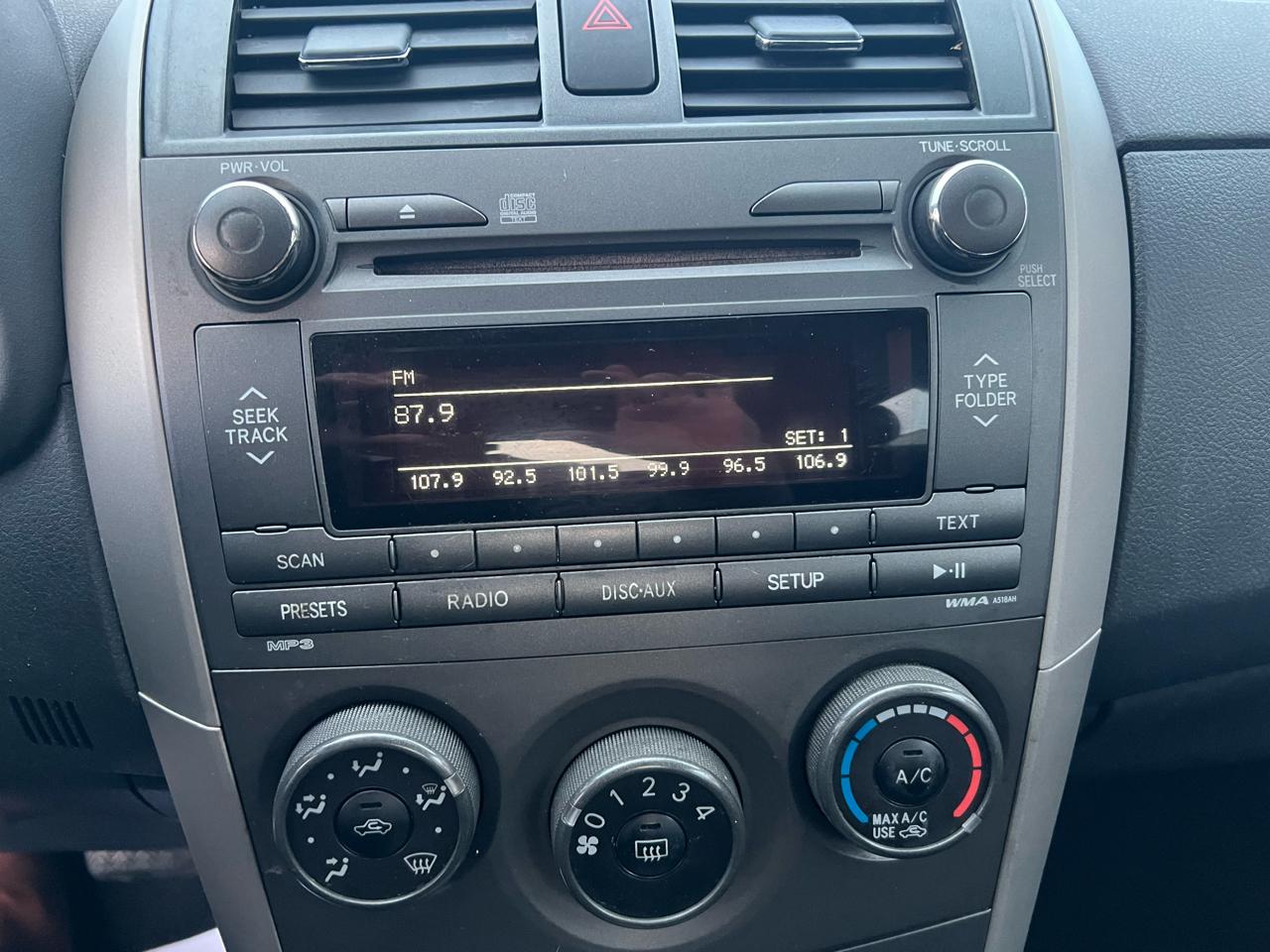 Toyota Corolla 4dr Sdn Man L (Natl) 2011