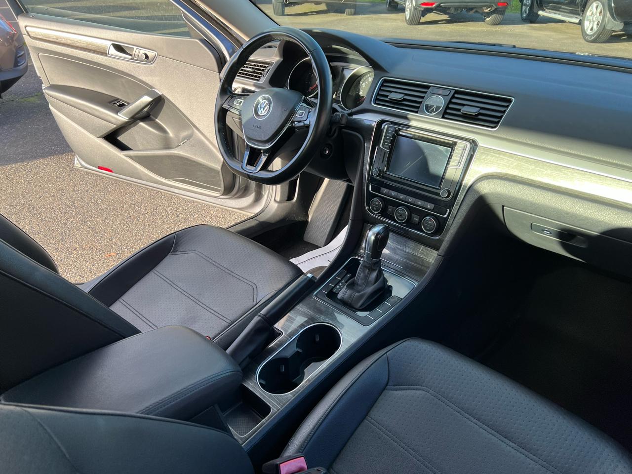 Volkswagen Passat 4dr Sdn 1.8T Auto SE PZEV 2016