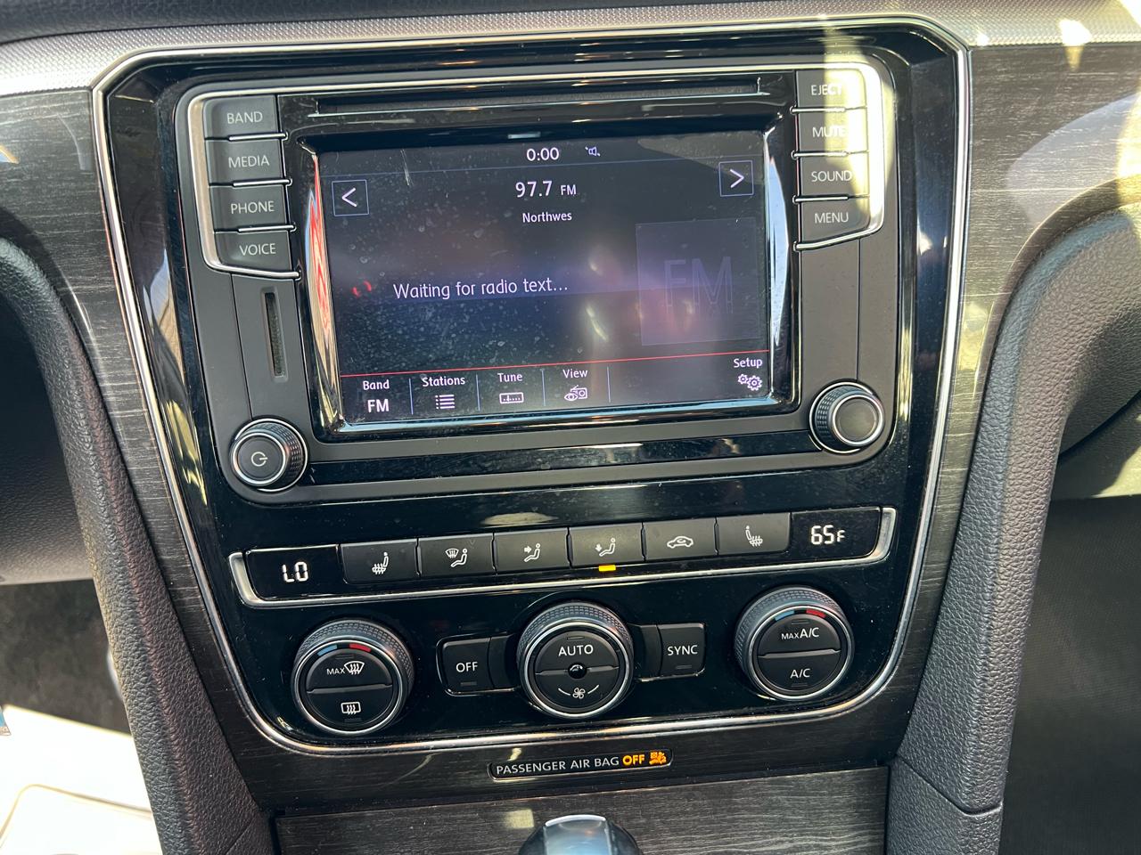 Volkswagen Passat 4dr Sdn 1.8T Auto SE PZEV 2016