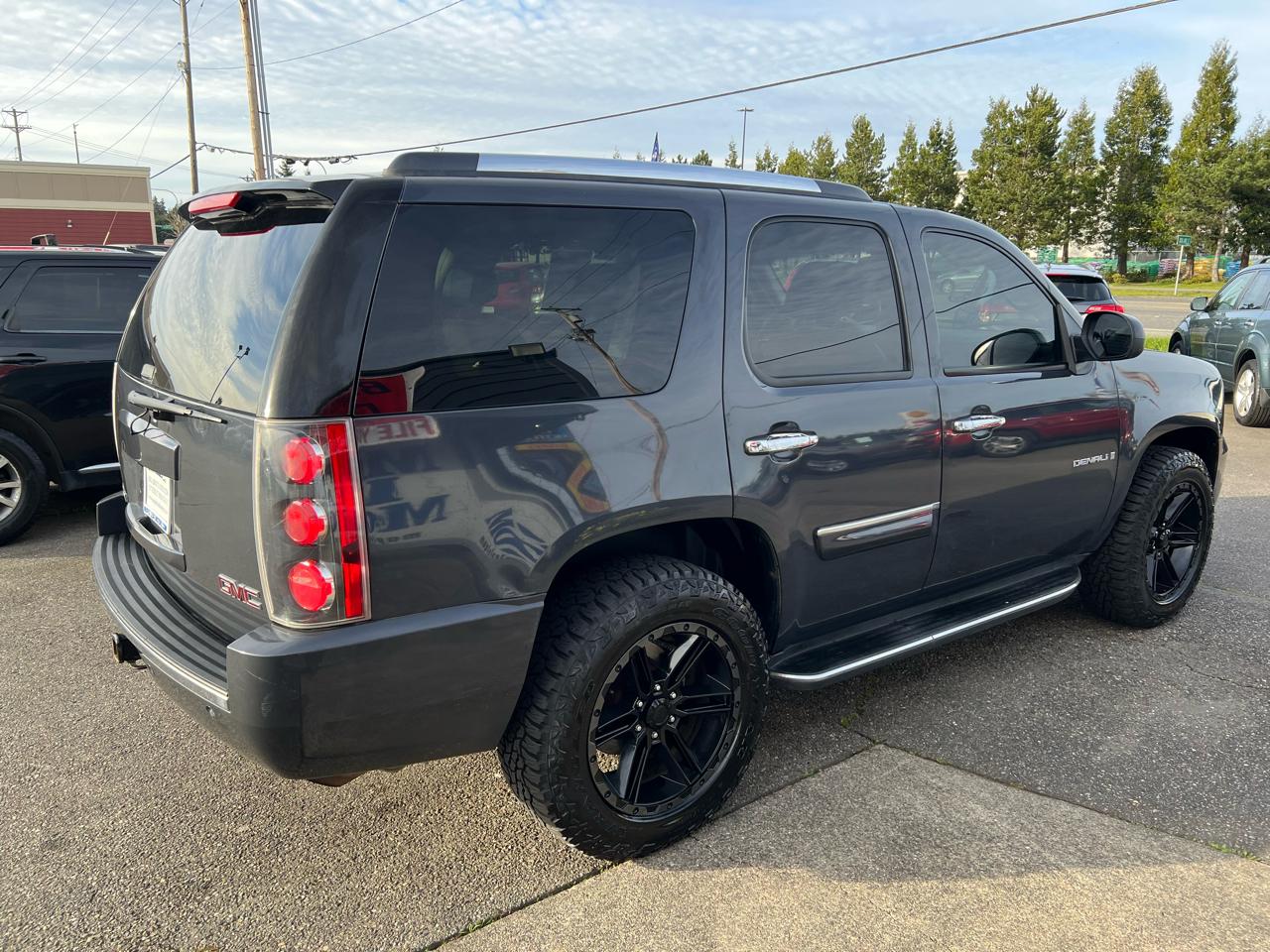 GMC Yukon Denali AWD 4dr 2008