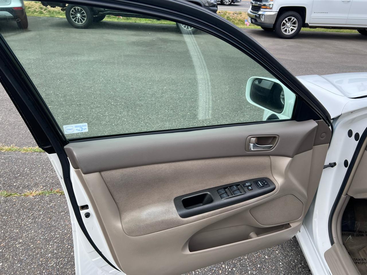Toyota Camry 4dr Sdn I4 Auto LE (Natl) 2005