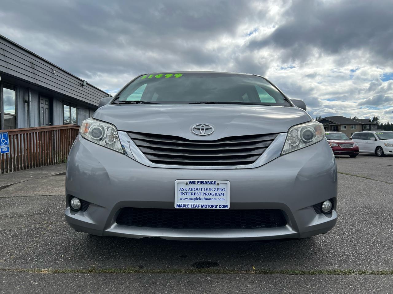 Toyota Sienna 5dr 7-Pass Van V6 XLE AWD (Natl) 2011