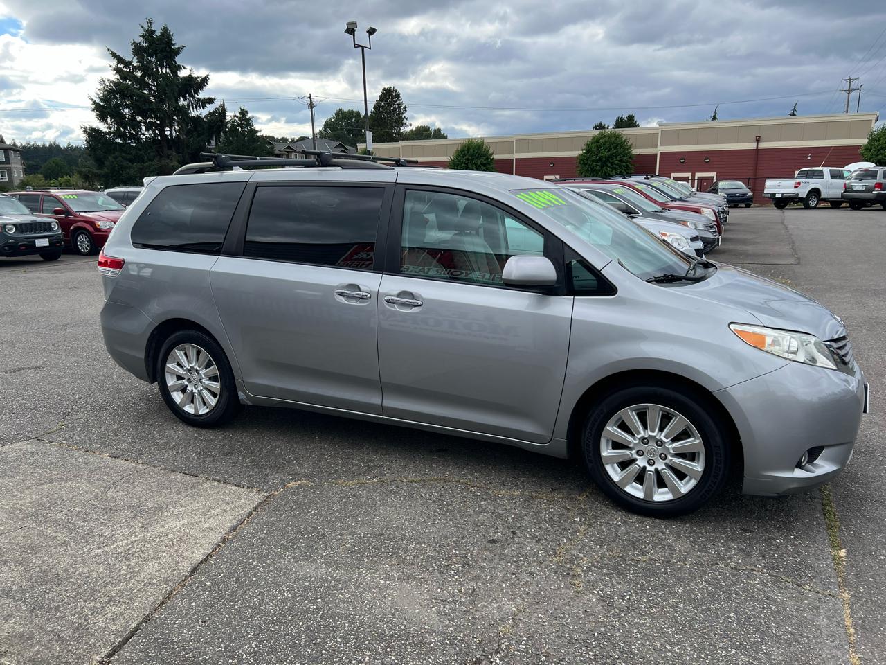 Toyota Sienna 5dr 7-Pass Van V6 XLE AWD (Natl) 2011