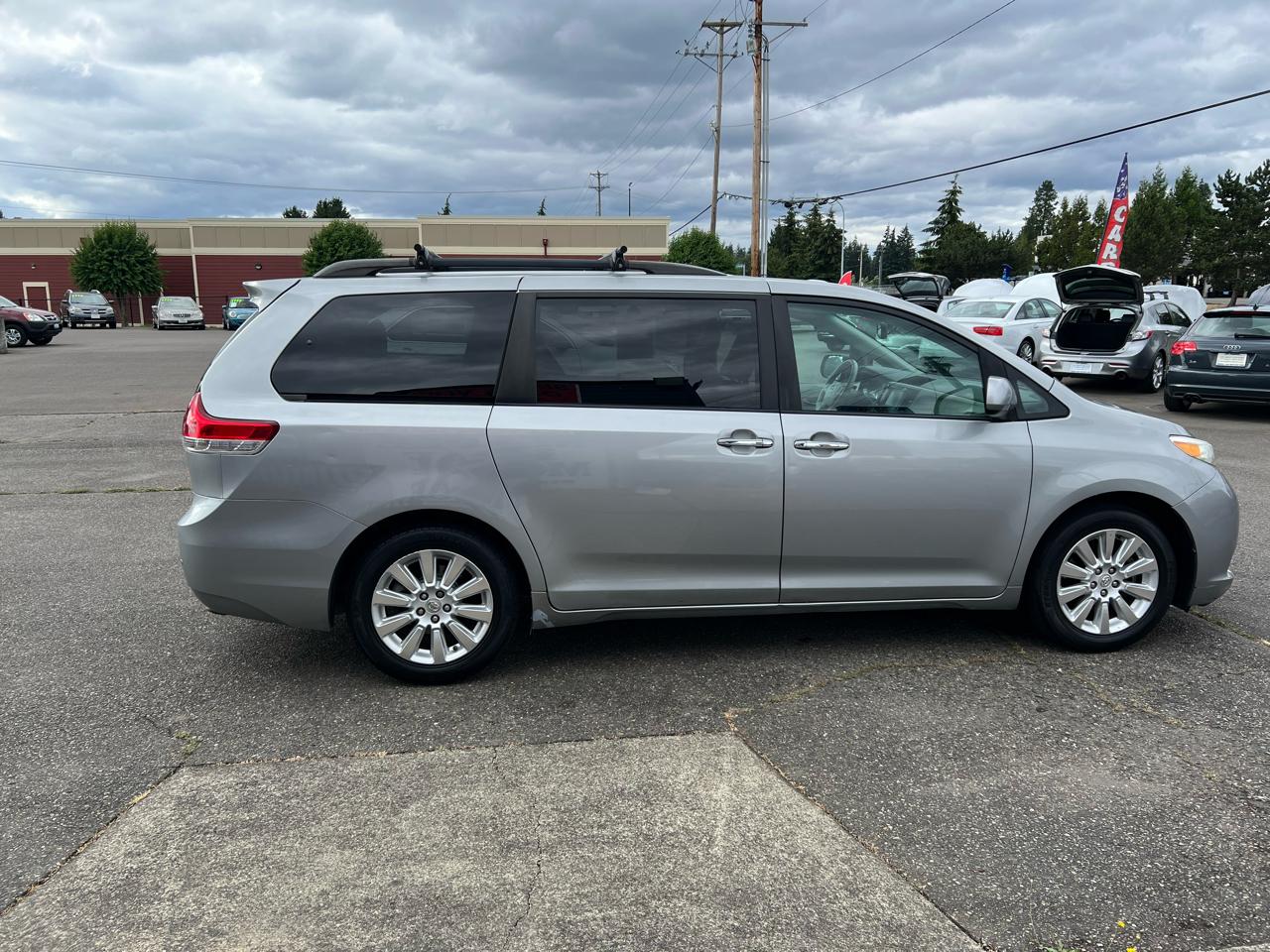 Toyota Sienna 5dr 7-Pass Van V6 XLE AWD (Natl) 2011