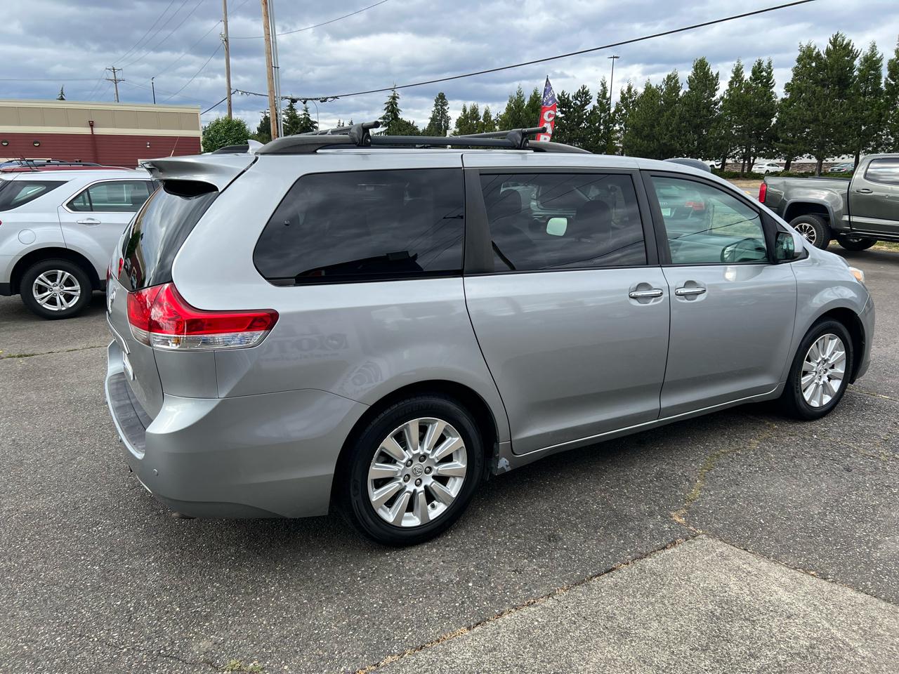 Toyota Sienna 5dr 7-Pass Van V6 XLE AWD (Natl) 2011