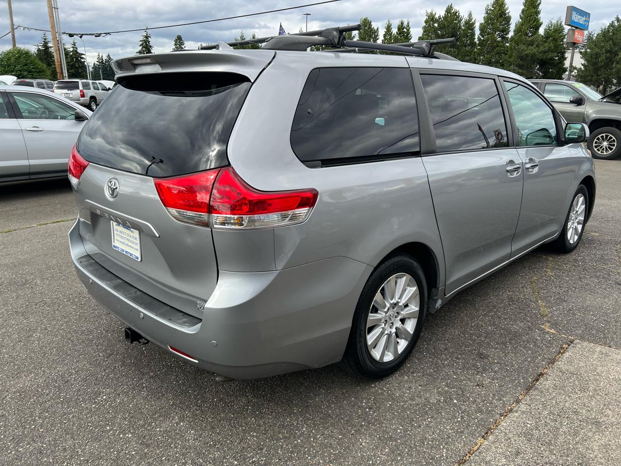 Toyota Sienna 5dr 7-Pass Van V6 XLE AWD (Natl) 2011