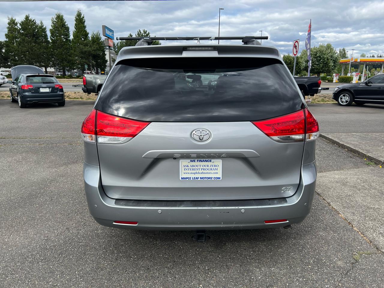 Toyota Sienna 5dr 7-Pass Van V6 XLE AWD (Natl) 2011