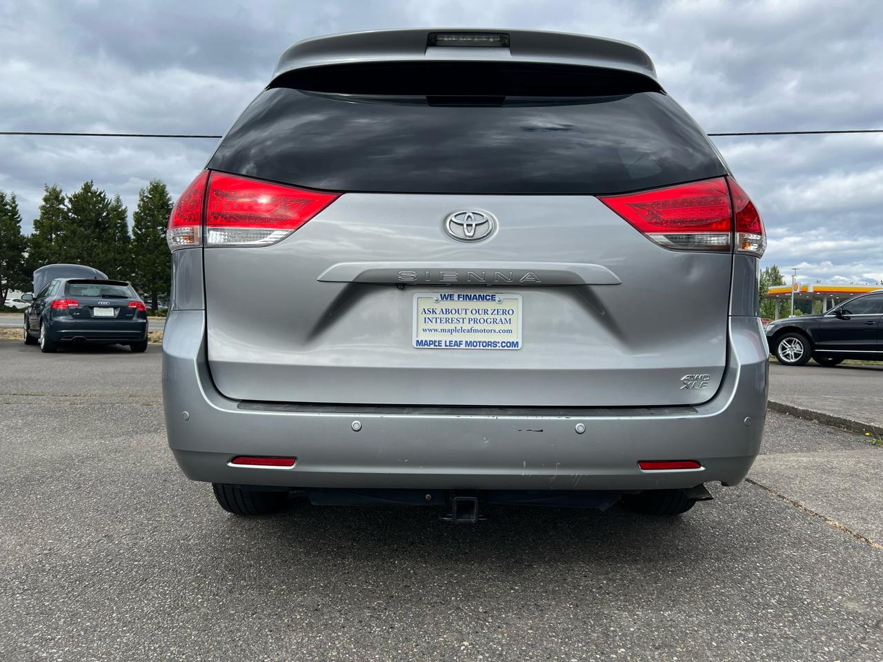 Toyota Sienna 5dr 7-Pass Van V6 XLE AWD (Natl) 2011