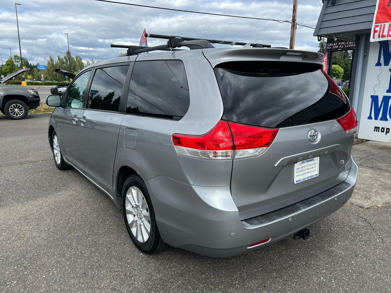 Toyota Sienna 5dr 7-Pass Van V6 XLE AWD (Natl) 2011