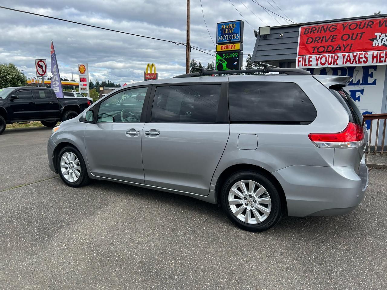 Toyota Sienna 5dr 7-Pass Van V6 XLE AWD (Natl) 2011