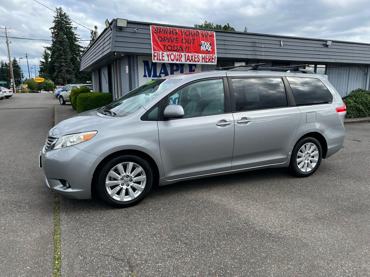 Toyota Sienna 5dr 7-Pass Van V6 XLE AWD (Natl) 2011